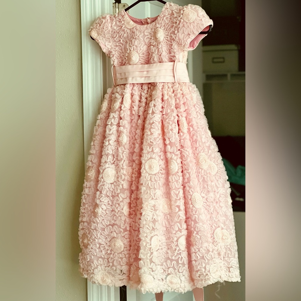 Girls Pink dress. Puffed sleeves.